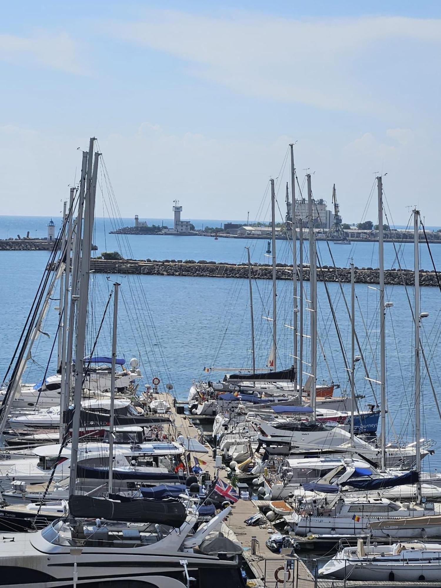 Blue Marina Sea View Apartment Mangalia Luaran gambar